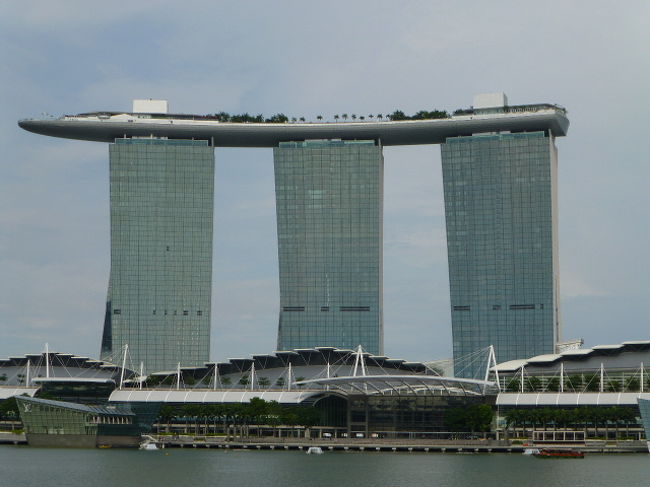 ３棟になっているサンズ・ホテル<br />屋上はつながっているからローマ数字の?みたいだ<br />さっきまでいたのは、一番左のタワーの屋上