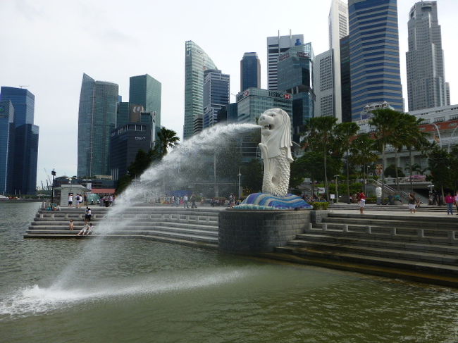 マーライオン・パークに到着<br /><br />ということで初めてのマーライオン♪<br />シンガポールには５頭のマーライオンがいる<br />そのうちの１頭<br /><br />「世界三大がっかり名所」のひとつと聞いていたが<br />いやいや全然そんなことない