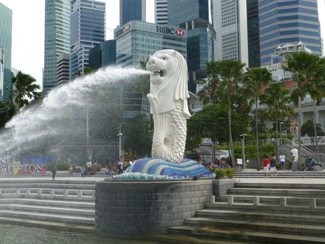 マーライオンの由来を調べてみました<br /><br />"昔シンガポールを発見したマレー人の王族がこの島に最初に訪れた際、頭はライオン、体は魚の動物がこの地を治めていたそうです。そのため、彼らはこの土地を「ライオン（Singa)の都市（Pura)」を意味する「Singapure（シンガプーラ）と名付け、マーライオンを国の守り神として祭った、という伝説があります"<br /><br />出典<br />http://singapore.navi.com/special/5036730<br /><br />