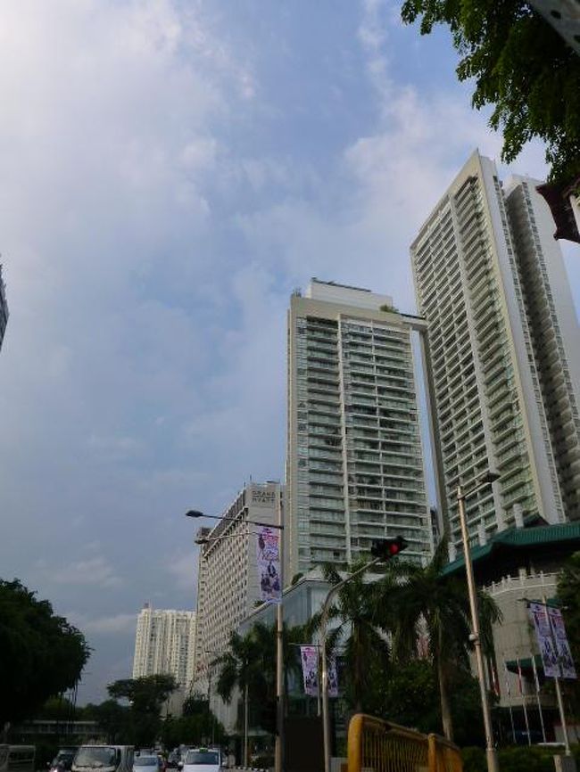 さて、そろそろ観光を終えて昼食に向かいます<br /><br />道すがら出会ったこちらは<br />マンションかな