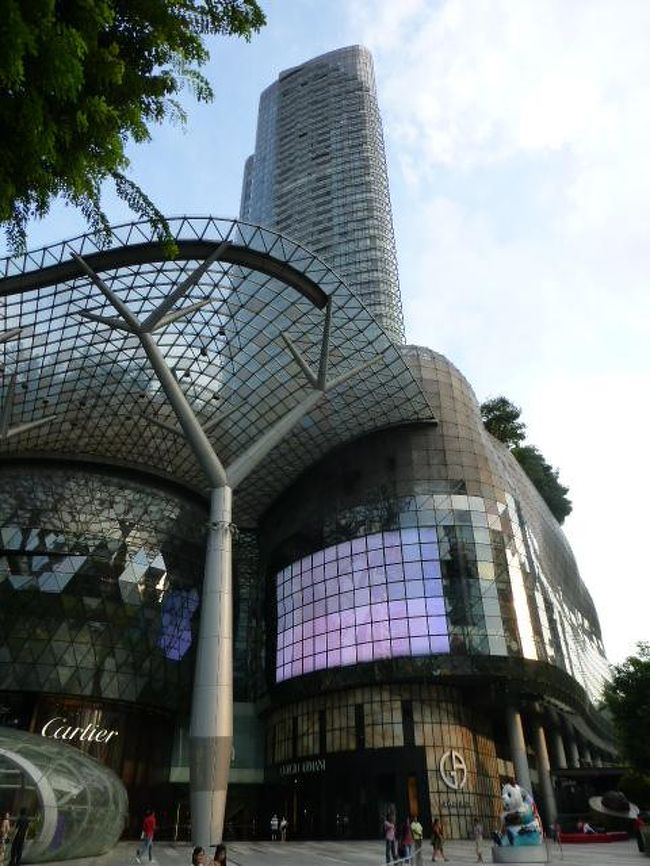 現地の人に教えてもらった情報によると<br />この中央にそびえるビルは超高級マンションで<br />なんでも一坪あたりの値段が一千万円もするのだそう<br />