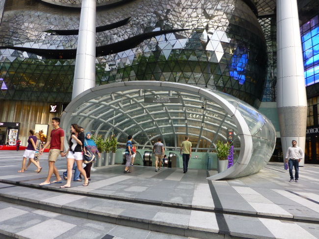 と聞いて<br />ビル手前のショッピングエリアに行ってみる<br /><br />地下にもぐると