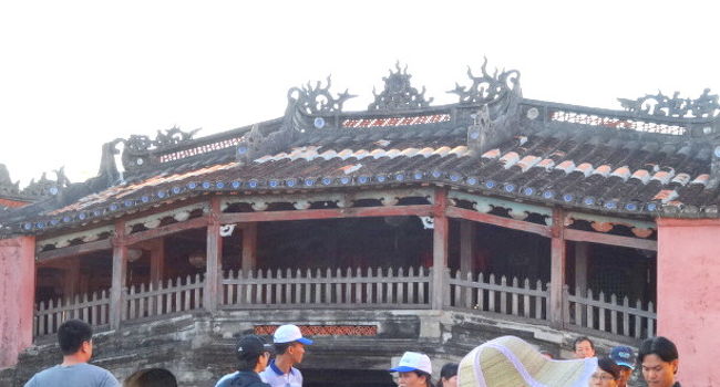 <br />日本橋<br />ホイアン（越：Hội An・英: Hoi An, チュノム：會安）は、<br />ベトナム中部クアンナム省の都市であり、ダナンの南方30キロ、トゥボン川の河口 ... 来遠橋（日本橋） - 中国風の屋根付橋だが、1593年に日本人が建設したと伝えられ、2万ドン札の裏側にも印刷されている。<br />　　　　　　　　　　-資料より掲載ー