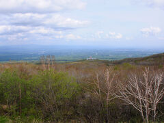 宿は、バス停のすぐ目の前であった。今回は、偶然取れた休暇村那須に宿泊。この季節、平日も含めていつも満室なので運が良かった。部屋は南向きの12畳で、窓からは那須高原が一望のもとである。少し雲が多かったのが残念であった。