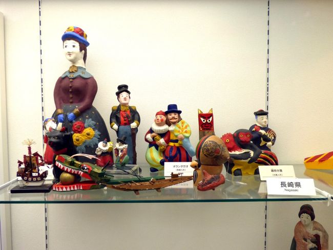 長崎県　<br /><br />オランダ万才（長崎人形）　<br /><br />鶏抱き猿（古賀人形）