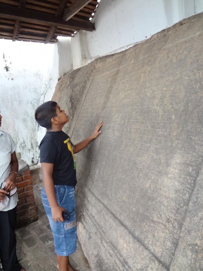 石窟寺院の入口。石の本。ポロンナルワにもありました。石窟寺院の前に菩提樹の木もありました。