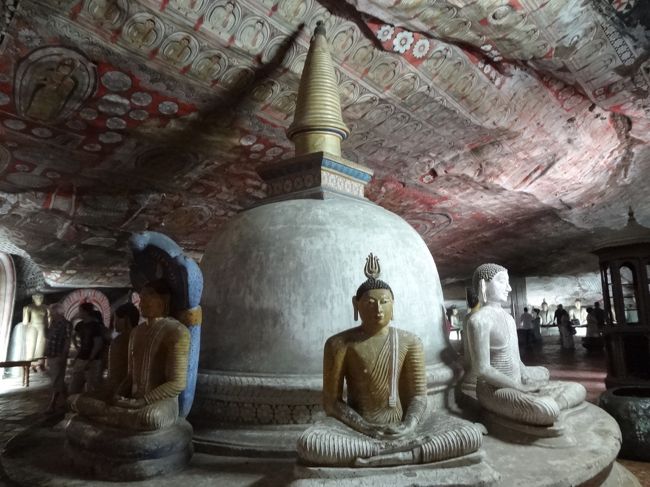 中は、たくさんの仏像。天井には曼荼羅のような世界が広がります。暗い中だけど色がきれい。<br />ちなみに仏像とツーショットはいけません。