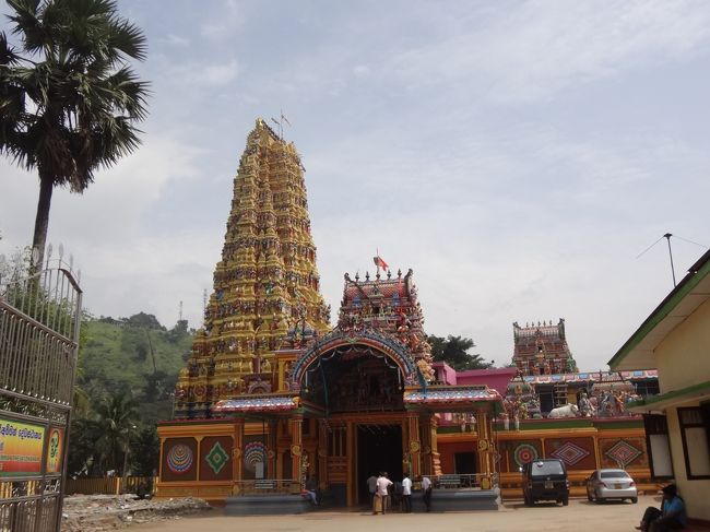 キャンディに向かう途中ヒンドゥー寺院もちらちら。