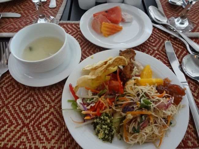 キャンディ近くの宝石屋さんの隣のレストランでお昼。