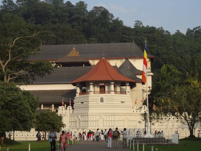 キャンディ。仏歯時の向い側のクイーンズホテルに宿泊（とっても古い、コロニアル！）。荷物を置いて仏歯寺をみつつ、キャンディアンダンスの会場へ。