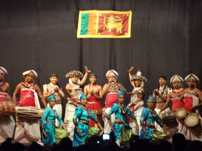 後ろの方の席だったけど、結構楽しめた。宿泊しているの観光客はみんな来ているのではないかと思うほど、人がいっぱい。