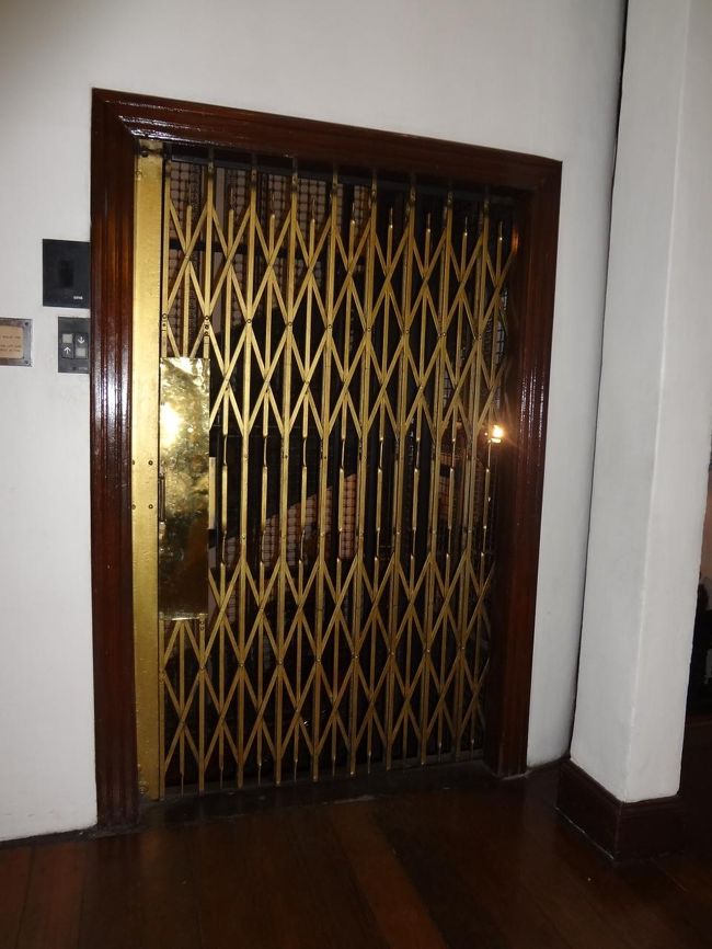 クイーンズホテルのエレベーター。このレトロな感じ。ステキかも。