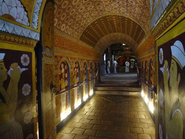 仏歯寺の外へ。通路もステキ。