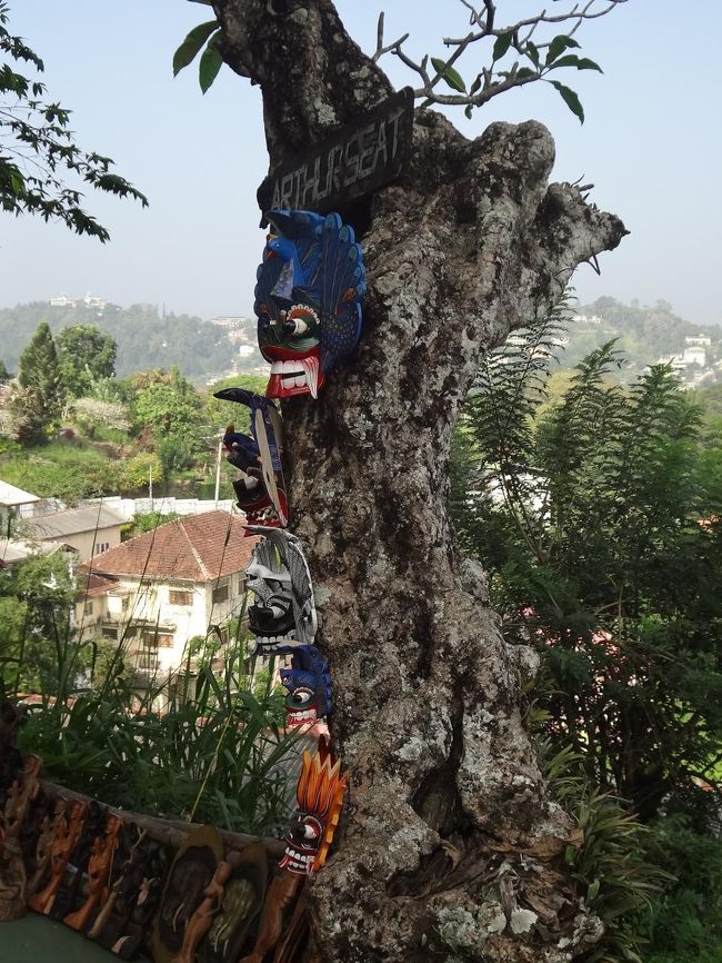 キャンディの町が見下ろせるところで、お面を売っている。この国ではお面は魔よけ。伝統のものらしい。