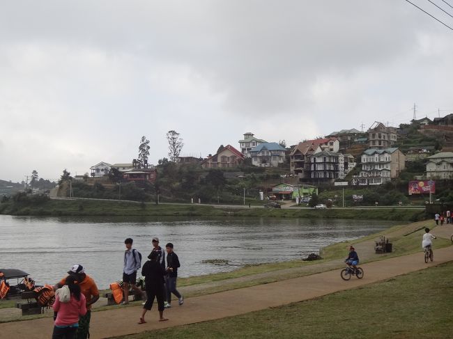 ヌワラエリアからパンダウェラに行く途中。<br />みんなため池周りでのんびり。<br />この国は、ため池が多い。