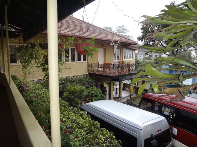 部屋からホテルのレストランへ。結構かわいいホテル。