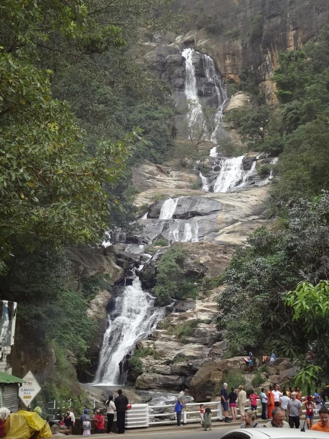 途中で滝がありました。みんな写真撮影。