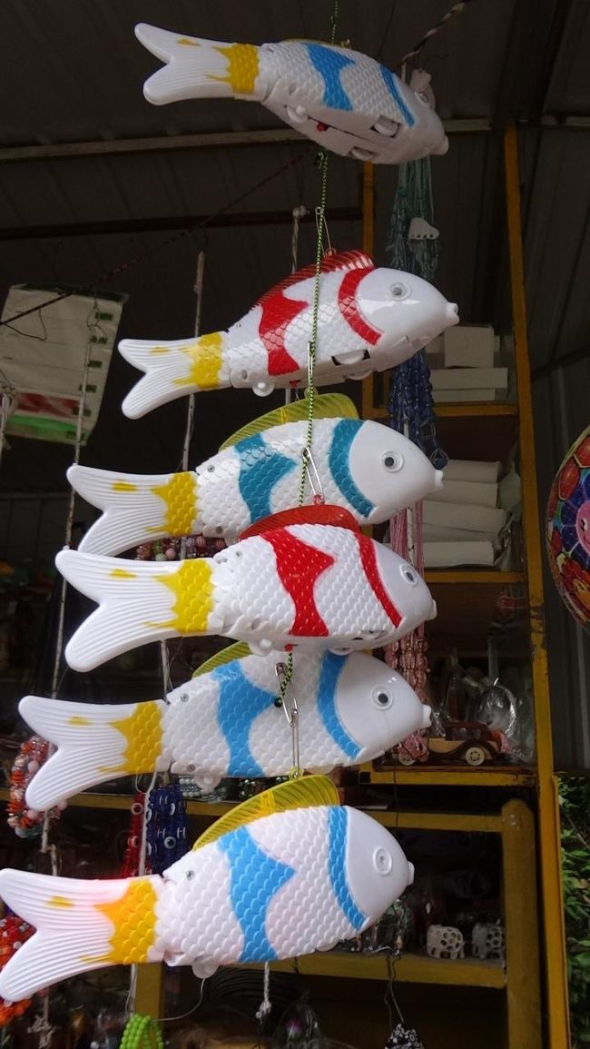 滝近くの売店で。子ども用おもちゃ。