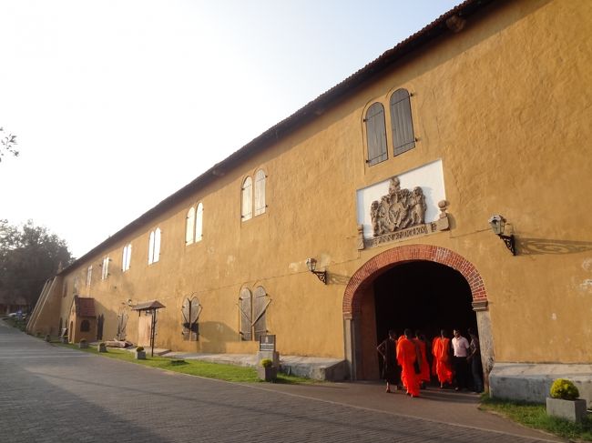 城壁の外へ出る若いお坊さんたち