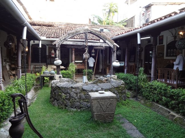 博物館内部。中庭があって周りの部屋にぎっしりと不思議なものが詰まってました。