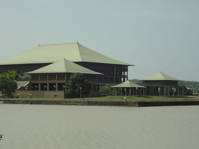 コロンボ。近く。首都スリジャヤワルダナプラコッテ。国会議事堂。