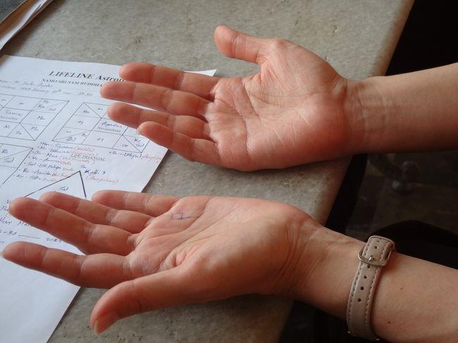 ということで、手相や顔を見てるみたいだった…。<br />私はスピリチュアルな仕事に向いてる！？らしいが…。<br /><br /><br />こうしてこの夜の飛行機で日本に帰ったが、スーパーで買ったマンゴーチャツネがしばらく楽しめた。しかし、体に良いと言われたココナッツオイルは、真っ白に固まってしまった。やはり日本の冬には使えないのか…。残念。