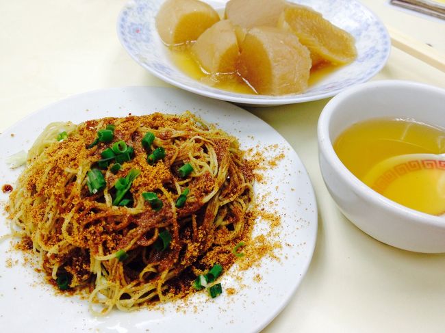 エビの卵のふりかけ 油ソバ。<br />麺は歯応えがあり、ふりかけはアッサリ塩味 <br />美味しい！！<br />大根はオデン味。。。。