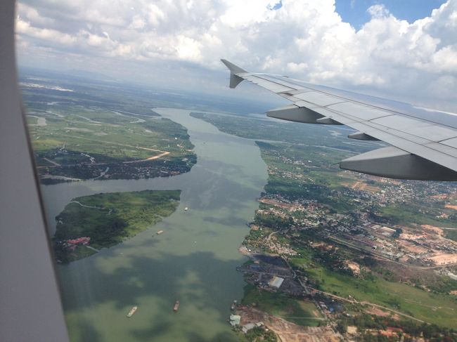 雲の上。眼下にはメコン川？
