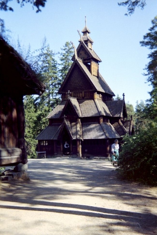 民族博物館は、ノルウェー全国から集められた建物が展示されている野外博物館。<br /><br />これはスターヴビルケ（Stavkirke）という教会。<br />スターヴ(stav)とは 、「垂直に立った支柱」のこと。 <br /><br />1991年当時はもちろん知る由もありませんでしたが、ディズニーの「アナと雪の女王」でエルサが住む宮殿のモデルになったそうです。