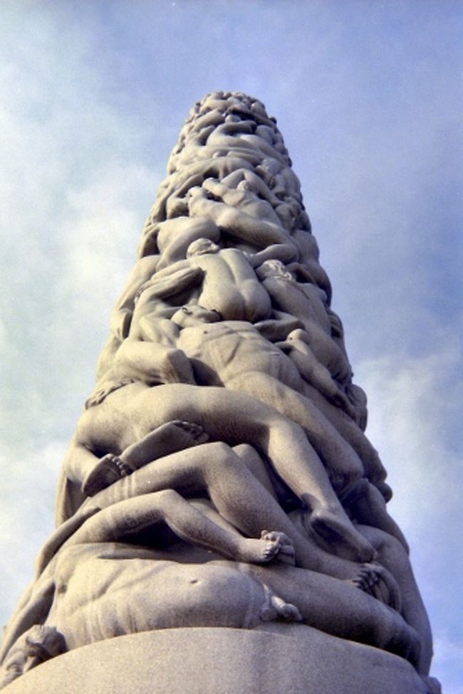 フログネル公園 (ヴィーゲラン彫刻公園)<br /><br />32万平方メートルの面積を有する彫刻庭園で、ノルウェーの彫刻家グスタフ・ヴィーゲラン（Gustav Vigeland, 1869年 - 1943年）の作品のみが展示されています。<br /><br />これは「モノリッテン(人体の塔）」<br />14.12メートルの高さで、121人の人物像が浮彫にされています。<br /><br />精神的なもの、聖なるものにより近づこうともがく人間の欲を表しているそうです。