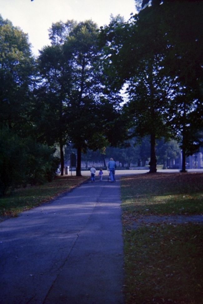 オスロには、広々とした公園がたくさんあります。<br /><br />親子連れ　　ほのぼのします。