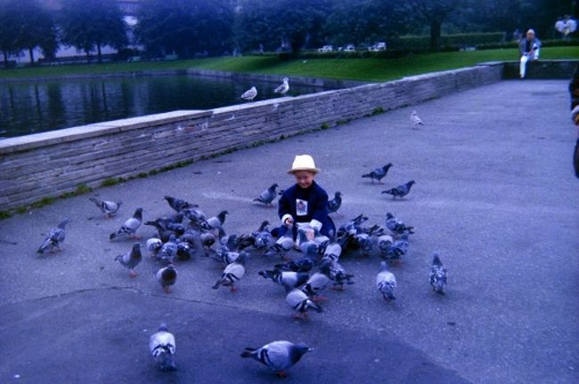 毎日ハトに餌をあげに来ているという親子に会いました。<br /><br />可愛い〜〜〜〜。<br /><br />「君がノルウェーで出会った一番のイケメンです。」と言ったら・・・きょとんとしていました(笑)<br />