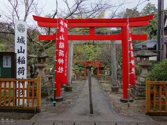 松江城の敷地内にある城山稲荷神社です。