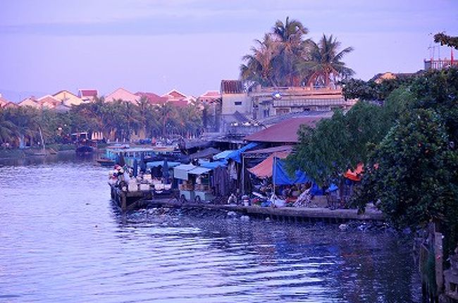 活気ある漁港<br /><br />朝市が開かれています。<br />　どこの国も同じです。生活のにおいのする市場は好きです。<br />