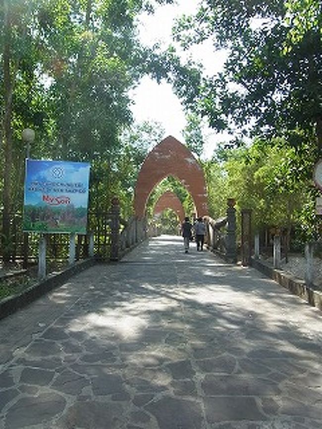 ベトナム中部に位置するミーソン。<br />かつて栄えたチャンパ王国の誇る聖域にご案内。<br />世界遺産に指定されたミーソン遺跡。