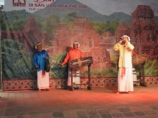 チャム族の　民話の舞踊が始まります。