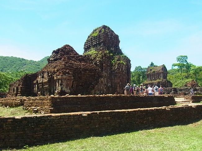 ミーソン遺跡はフランス統治時代にフランス人に見つかる前は<br />大自然に囲まれた森林だったそうです。
