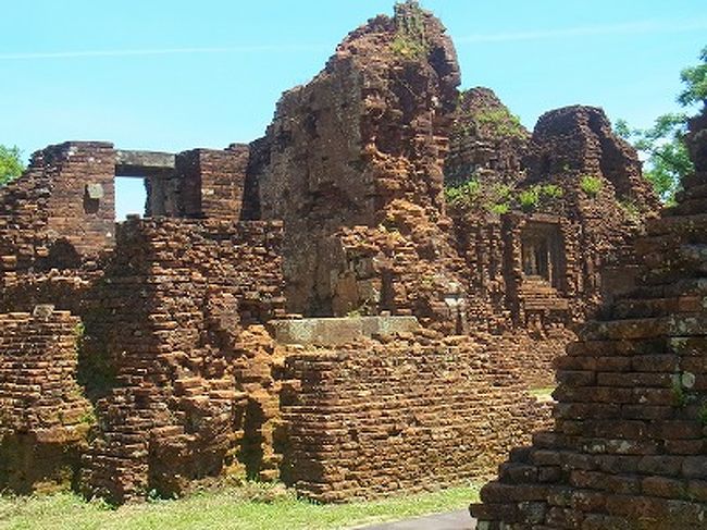 「チャンパ王国はどうしてヒンドゥー教なのかな？」<br />　海沿いに王国を築いたチャンパ王国は中国やインド、オランダなどの<br />　欧米まで交易の手を広げ、レベルの高い建築技術を取り入れていたと<br />　考えられています。<br />　　　　ーベトナム観光ガイドを参考にして掲載ー<br />　　