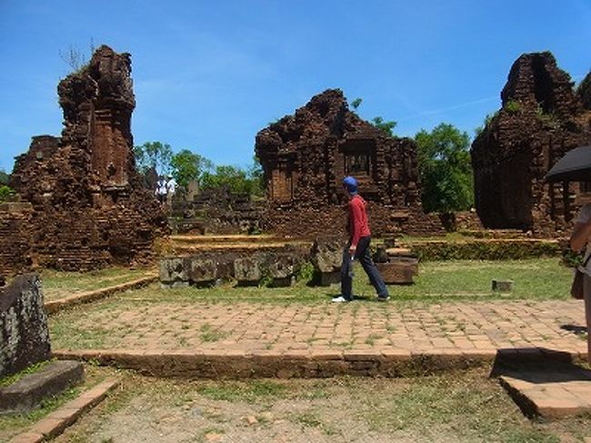 ミーソン遺跡は集合体ごとに区分けされていて、<br />グル−プＡからグル−プＨまであります。<br />ほんの一部分だけ、それも一般公開のほんの一部分のみ<br />駆け足見学でした。