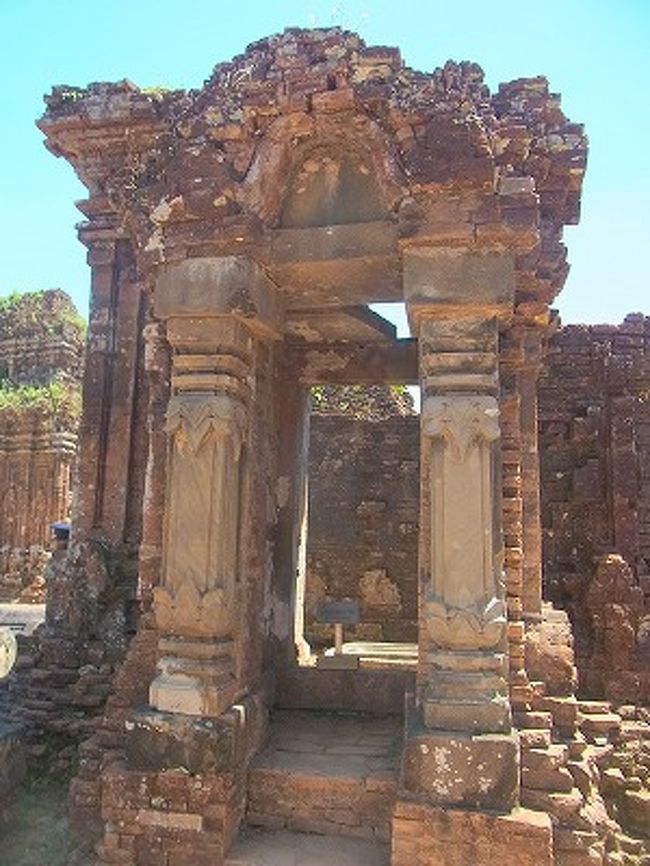 ベトナム戦争で無残にも破壊されたり、<br />戦時中心ない人々によって盗まれてしまったそうです。<br />現存する遺跡、遺産を世界遺産として大切に・・・・<br /><br />広い広い敷地内です。<br />チャンバ王国の謎多き時代が隠されていそうです。