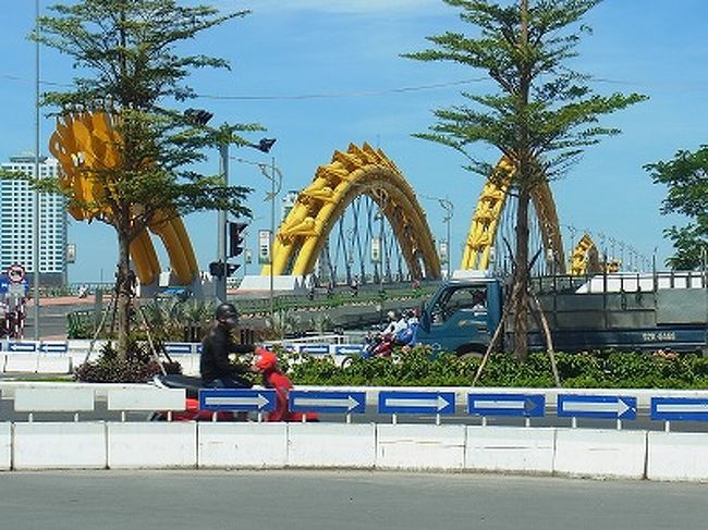 アメリカからの解放を祝い火を噴くドラゴン橋<br />全長666m、幅37.5m、重量最大1000トン（世界一）。<br />2009年7月着工、総工費8500万ドル（84.4億円弱）<br />火を噴くだけじゃなく水も噴くドラゴンだそうです。