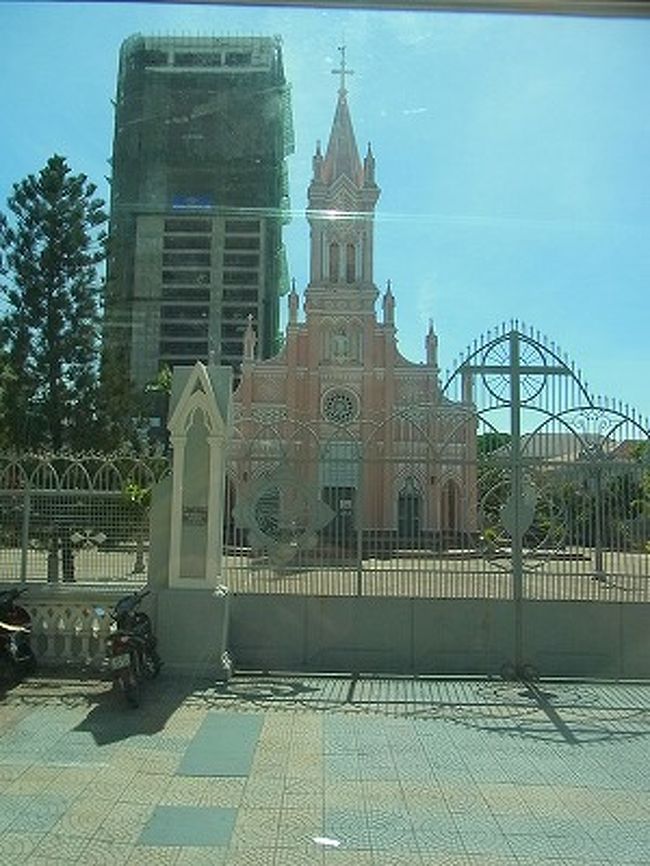 ダナン大聖堂はダナン市の中心市街地にあります。<br />教会の屋根には風見鶏のような鶏の像が見えます。<br />そのことから「鶏教会」と地元のベトナム人からは親しまれています。<br />ミサの時間を調べてミサに参加可能だそうです。