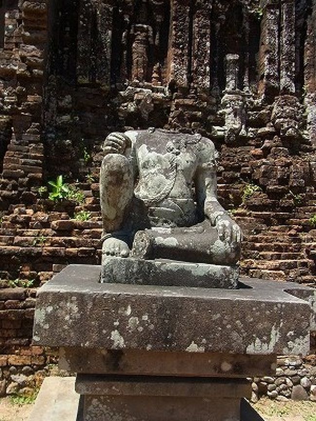 ミーソン遺跡は現在も発掘の途中です。<br />遺跡群の発掘、修復に現在は注力しているため、<br />見渡す限りの自然の中にも、まだ発見されていない遺跡、<br />遺産がたくさんあるそうです。<br />　遺跡が次世代まで風化されずに残るといいですね。<br />　