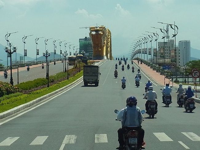 月30日の南部解放38周年を記念し、ベトナム政府は中部の都市ダナンに<br />ドラゴンの形をした巨大橋を建設しました。南ベトナムの首都サイゴンが陥落し、ベトナム戦争が北ベトナムの勝利で終結したことを記念して橋を造る。<br />メインスパンは2012年10月26日に完成。<br />橋はダナン解放38周年として2013年3月29日に開通。