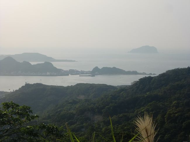 前回は雨でしたが、この日は快晴で海まで望めました。<br />九份は1年うち250日以上が雨なので、ラッキーだったと思います。いい季節に来ました。<br />