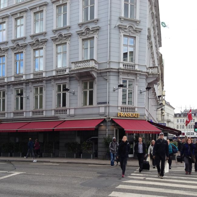 ホテルは駅近くの「Grand Copenhagen」。<br />パリの建物のような、クラシックな外観。<br />