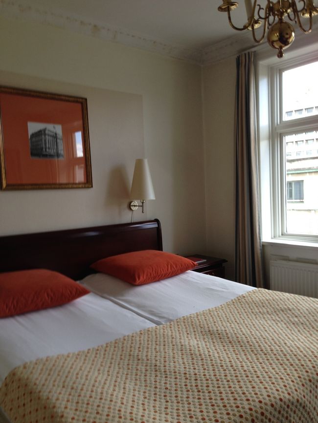 部屋はオーソドックスなもの。<br />まだ夜までには時間がある。<br />早速、待ち歩きへ。<br />