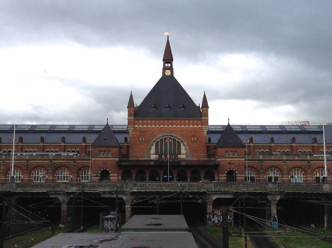 ヘルシンキからコペンハーゲンに、無事に到着。<br />空港から電車で中央駅へ。<br />堂々とした建物だ。<br />