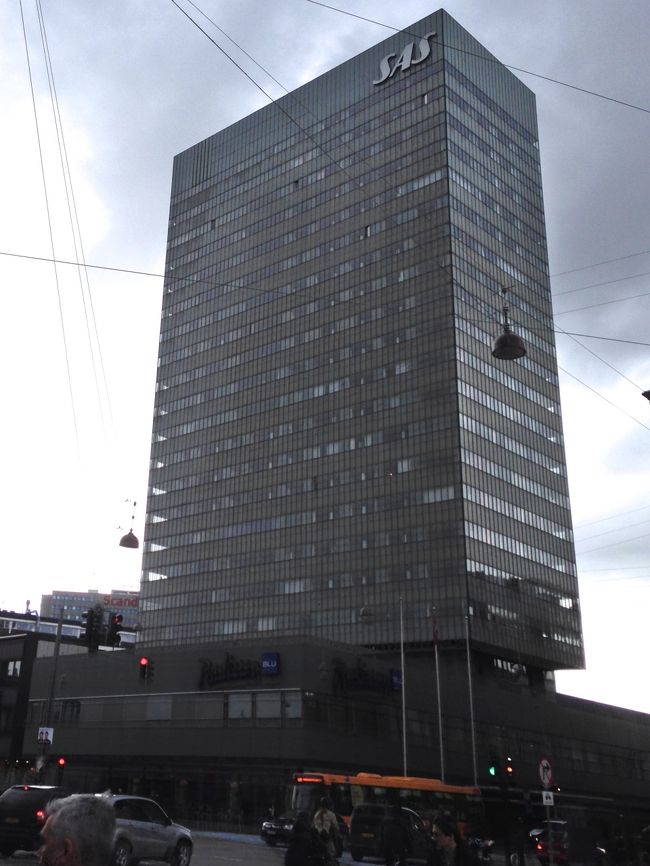 一夜明けて、街歩き開始。<br />まずは、宿泊ホテルの斜め向かいにある「Radison Blu Royal Hotel」。<br />設計は、巨匠、アルネ・ヤコブセン。<br />