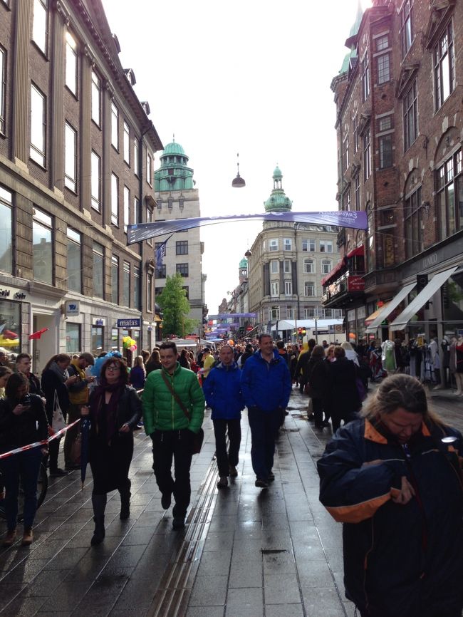 コペンハーデンの中心地、ストロイエへ。<br />歩行者専用の通りに面して、有名ショップが軒を並べている。<br />